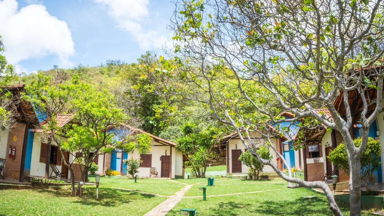 Chalés da pousada entre jardins e montanhas